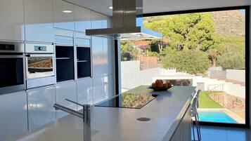 Een koelkast, een magnetron, een oven, een kookplaat