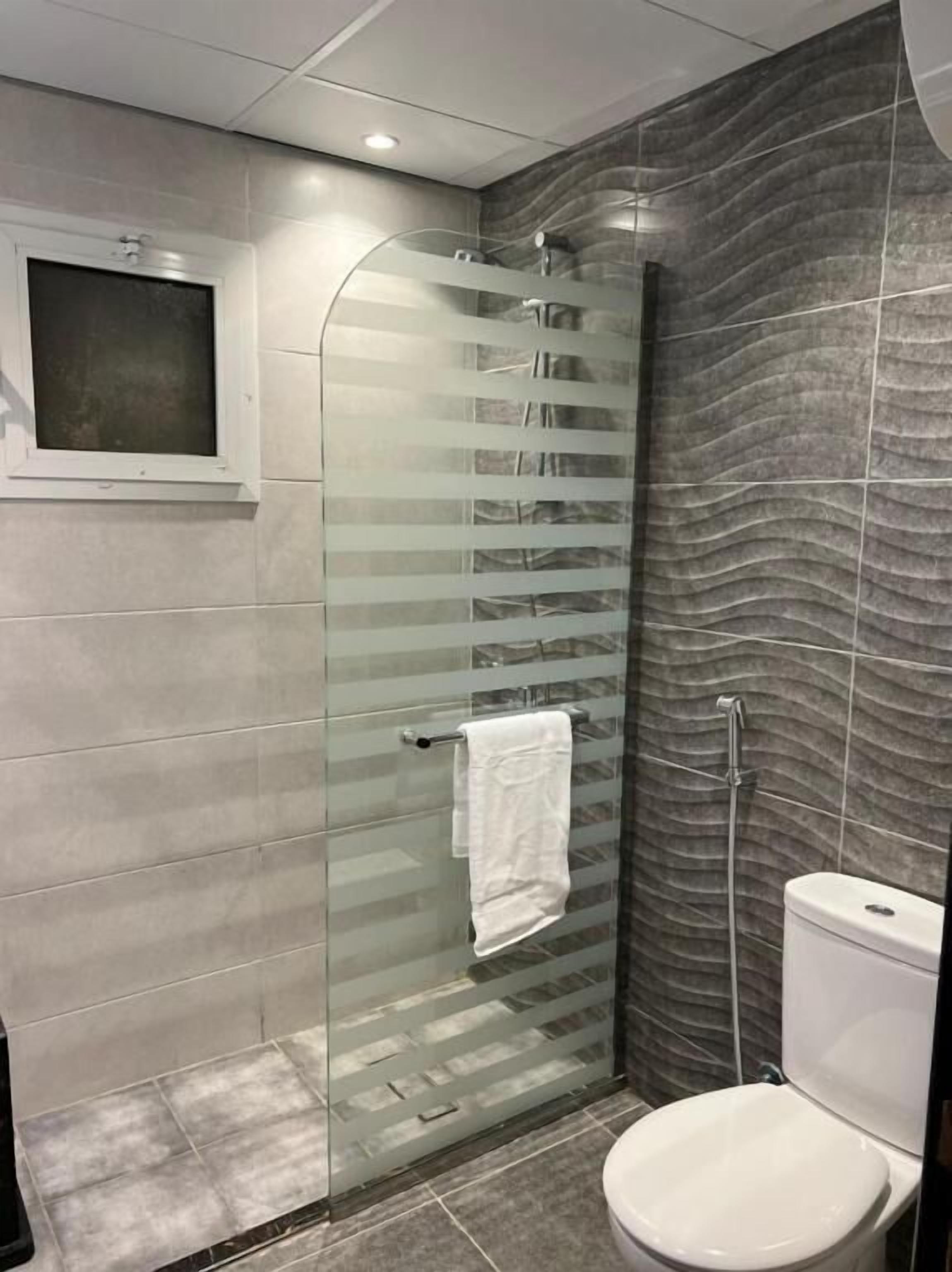 Shower, rainfall showerhead, free toiletries, hair dryer