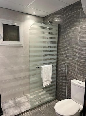 Shower, rainfall showerhead, free toiletries, hair dryer - Moments Hotel (Jeddah)