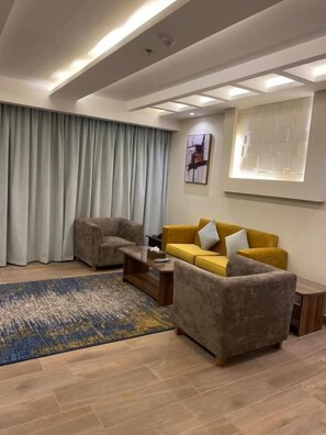 Suite – premier | Oppholdsområde | En 41-tommers smart-TV med kabel-kanaler