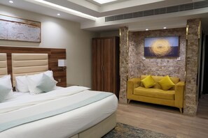 1 bedroom, Egyptian cotton sheets, premium bedding, down comforters
