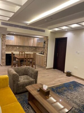 Suite – premier | Oppholdsområde | En 41-tommers smart-TV med kabel-kanaler