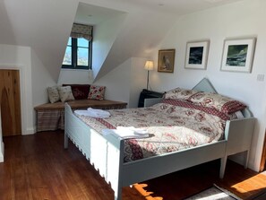 3 quartos, ferros/tábuas de passar roupa, berço de viagem