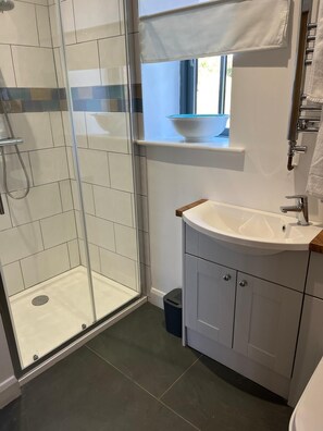 Dusche, Haartrockner, Bidet, Handtücher