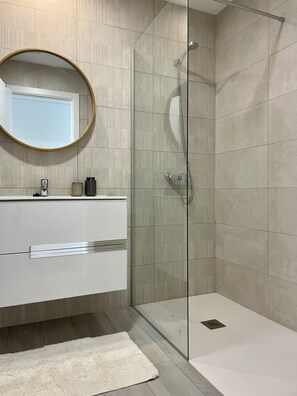 Dusche, Haartrockner, Handtücher, Seife
