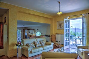 Smart-TV, Kamin, Stereoanlage