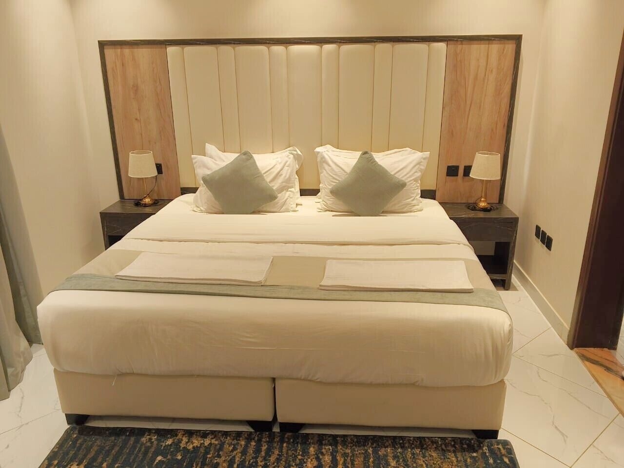 スタンダード ルーム キングベッド 1 台 | エジプト綿のシーツ、高級寝具、羽毛の掛け布団、ピロートップベッド