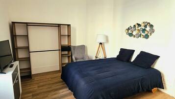 1 bedroom, travel crib, internet, bed sheets