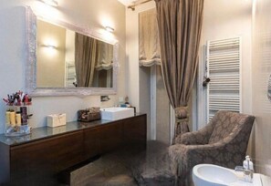 Shower, jetted tub, hair dryer, bidet - Close to Colosseum and Vatican, wonderful apartment in 17th century building (Roma)
