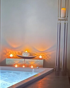 Indoor spa tub - Close to Colosseum and Vatican, wonderful apartment in 17th century building (Roma)