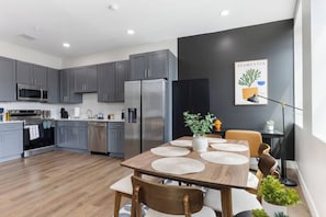 Dining - Beautiful 2Bed - 10 min. to downtown/Cavs/Browns (Cleveland)