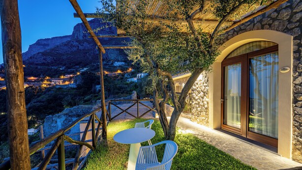A terrace with a table and chairs, overlooking a mountainous landscape. - Tenuta dell'AlMa (Amalfi)