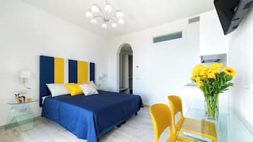 Minibar, escritorio, cortinas blackout y sistema de insonorización