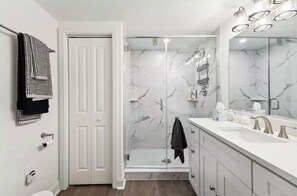 Dusche, Haartrockner, Handtücher, Seife