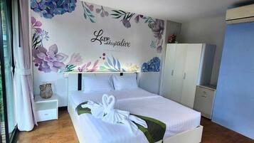 Caja de seguridad en la habitación y escritorio