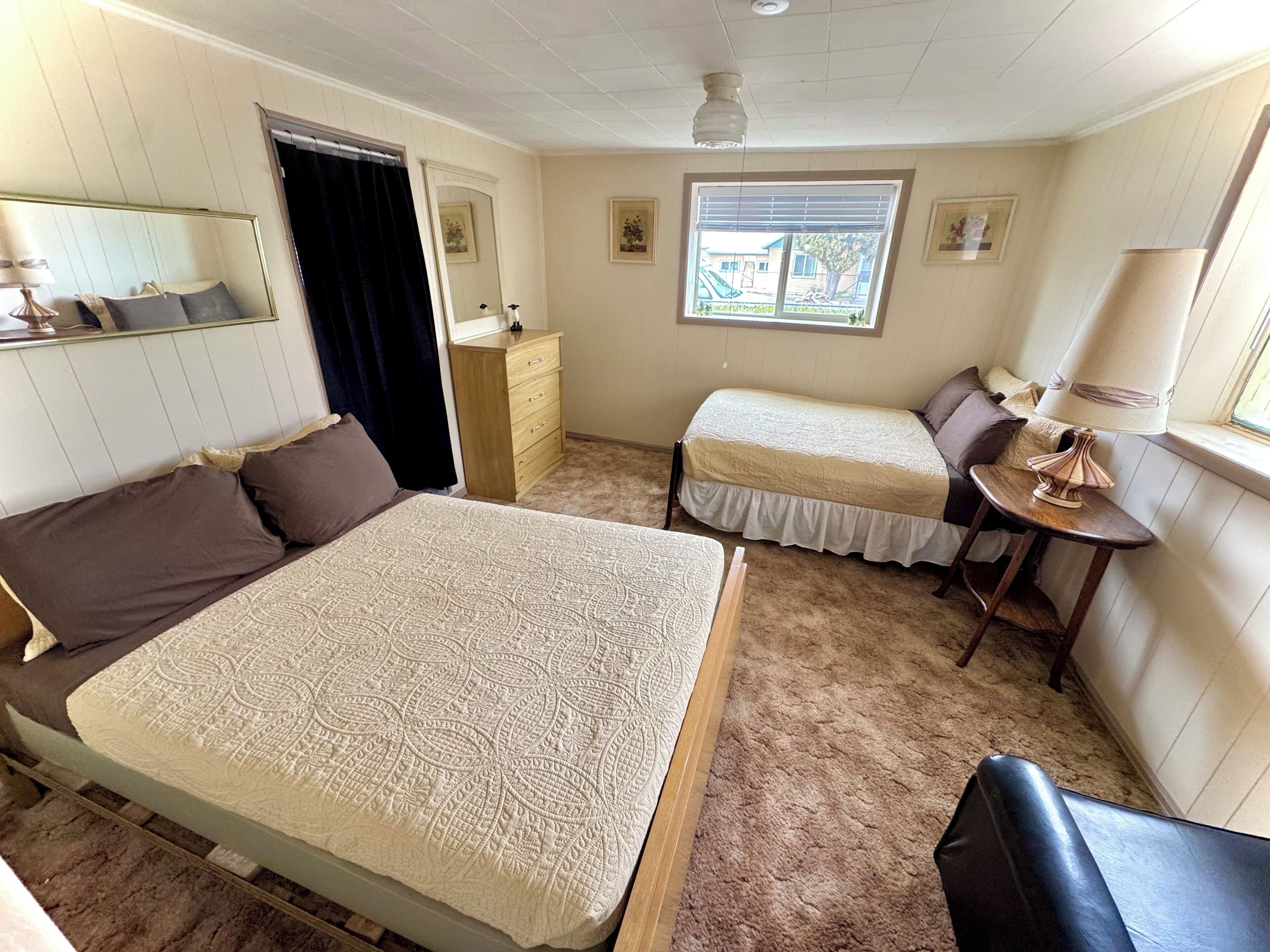 2 habitaciones, tabla de planchar con plancha, wifi y ropa de cama 