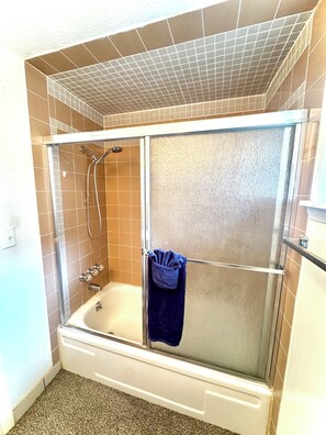 Secadora de cabello, bidet, toallas, jabón 