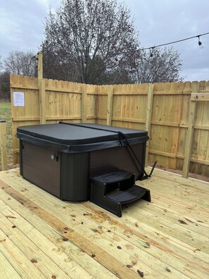 Outdoor spa tub - Cozy cabin, hot tub, high speed internet in the heart of the Shawnee  (Simpson)