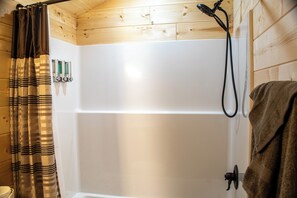 Een haardroger, handdoeken, zeep, toiletpapier