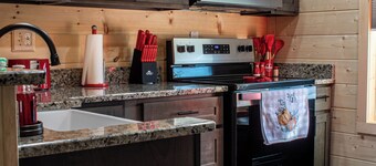 Cozy cabin, hot tub, high speed internet in the heart of the Shawnee