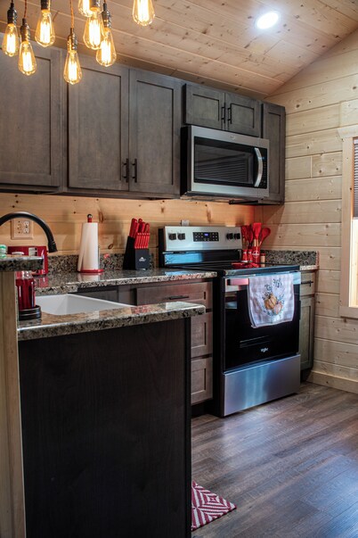 Cozy cabin, hot tub, high speed internet in the heart of the Shawnee