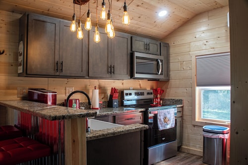 Cozy cabin, hot tub, high speed internet in the heart of the Shawnee 