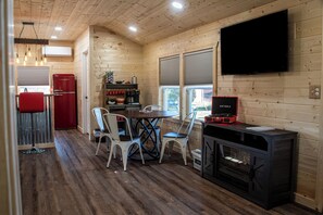 Dining - Cozy cabin, hot tub, high speed internet in the heart of the Shawnee  (Simpson)