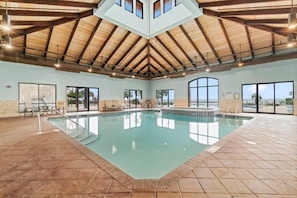 Appart'hôtel, plusieurs lits (Seachase 1102W) | Piscine | Piscine couverte, piscine extérieure