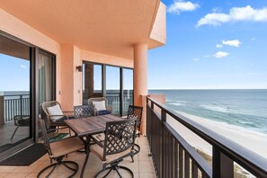 Appart'hôtel, plusieurs lits (Seachase 1102W) | Restauration extérieure