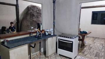 KylskÄp, ugn, spishÀll och kaffe- och tebryggare