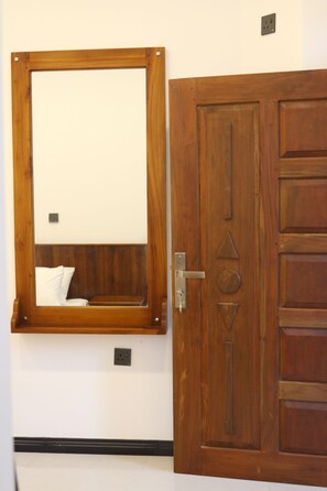 2 habitaciones, espacio para trabajar con laptop y cortinas blackout 