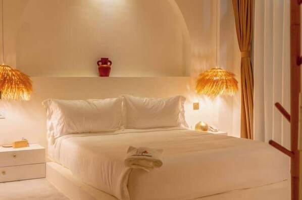 1 bedroom, desk, WiFi, bed sheets