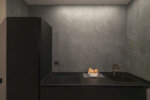 Frigorifero, microonde, forno, piano cottura