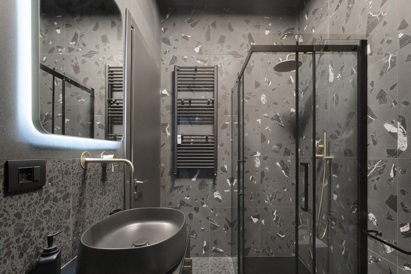 Douche, sèche-cheveux, bidet, serviettes fournies