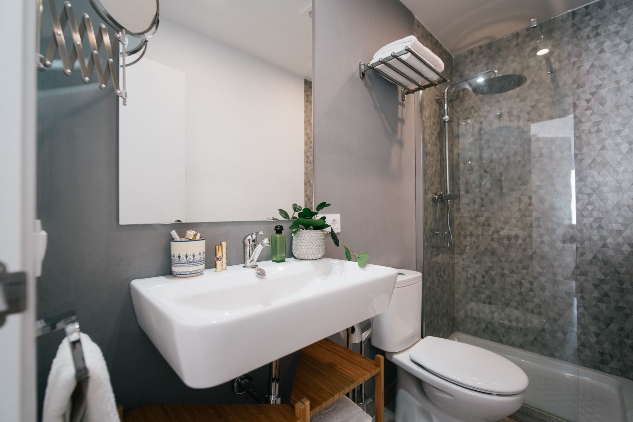 Douche, sèche-cheveux, serviettes fournies