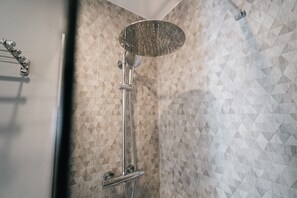 Dusche, Haartrockner, Handtücher