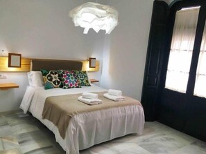 3 habitaciones, tabla de planchar con plancha, internet y ropa de cama 