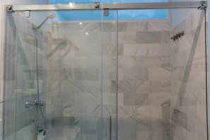 Shower, hair dryer, towels - Eva Recommends Gerona 2 very bright house S.XIX (Sevilla)