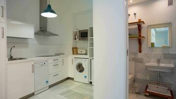 Een koelkast, een magnetron, een oven, een vaatwasser