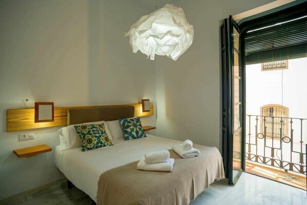 3 bedrooms, iron/ironing board, Internet, bed sheets - Eva Recommends Gerona 2 very bright house S.XIX (Sevilla)