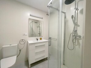 Dusche, Haartrockner, Handtücher