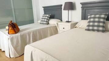 2 slaapkamers, een strijkplank/strijkijzer, internet