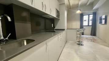 Kühlschrank, Mikrowelle, Wasserkocher mit Kaffee-/Teezubehör, Toaster