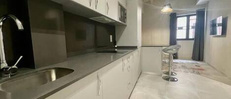 冰箱、微波炉、茶具/咖啡用具、烤面包机