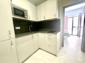 Kühlschrank, Mikrowelle, Wasserkocher mit Kaffee-/Teezubehör, Toaster