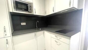 Een koelkast, een microgolfoven, een koffiezetapparaat/waterkoker