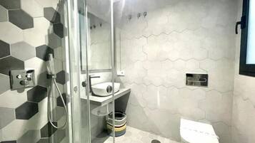 Een douche, een haardroger, handdoeken