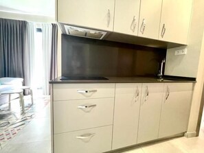 Kühlschrank, Mikrowelle, Wasserkocher mit Kaffee-/Teezubehör, Toaster