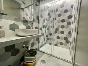 Dusche, Haartrockner, Handtücher