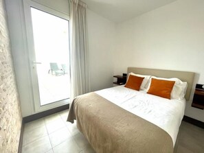 2 bedrooms, iron/ironing board, internet